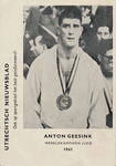716213 Reclamekaart uitgegeven door Utrechtsch Nieuwsblad, ter gelegenheid van het behalen van de wereldtitel judo door ...